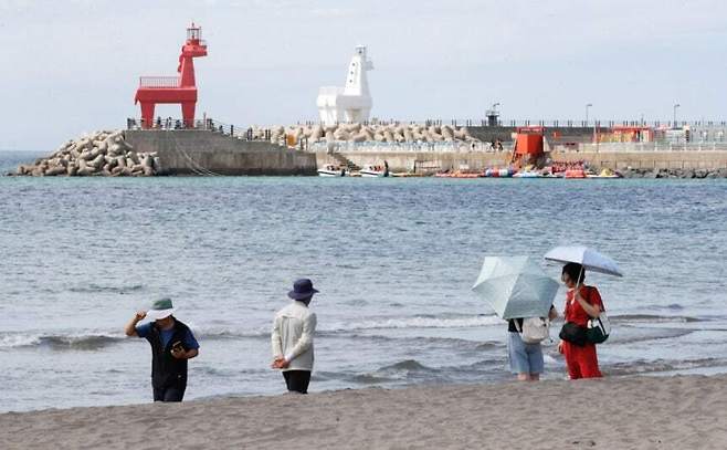 일요일인 22일은 전국에 내리던 비가 대부분 그치는 가운데, 낮 기온이 30도 내외로 올라 후덥지근하겠다. 뉴시스