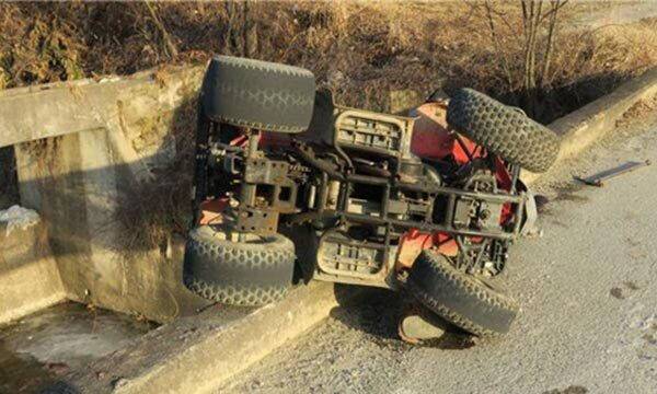 넘어진 사륜 오토바이. 연합뉴스