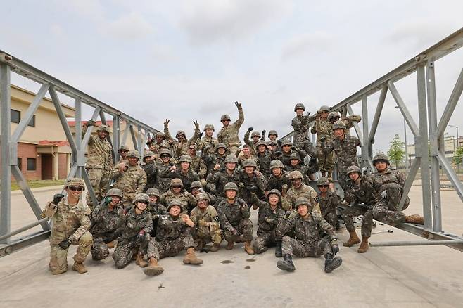 한·미 연합군이 지난 9일부터 13일 경기도 평택시&nbsp;'캠프 험프리스' 기지에서&nbsp;연합 병참선 교량 구축 훈련을 실시한 뒤 기념촬영을 하고 있는 모습. 육군 제공&nbsp;