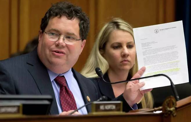 2013년 3월 미국 연방의회 하원 청문회에서 블레이크&nbsp;패런톨드 당시 공화당 의원이 발언하고 있다. 그는 2015년 미 하원의 여야 의원 25명이 일본 정부에&nbsp;위안부 강제동원 인정 등 과거사 반성을 촉구하는 연판장을 전달할 당시 동참했다.&nbsp;AP연합뉴스