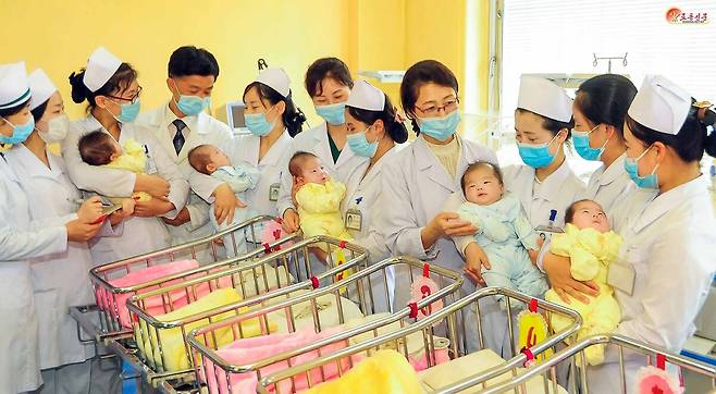 북한 노동당 기관지 노동신문은 20일 "우리나라에서 처음으로 출생한 다섯 쌍둥이가 만사람의 축복을 받으며 지난 19일 평양산원을 나섰다"라고 보도했다.