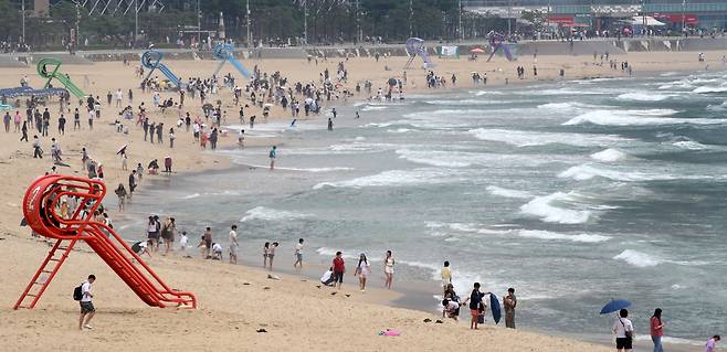 부산 해운대해수욕장 개장 후 첫 주말인 22일 시민들이 물놀이를 즐기고 있다. 부산=뉴스1
