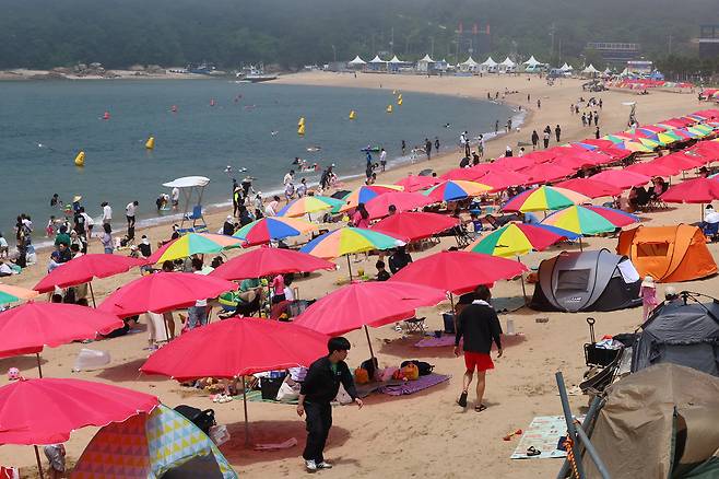 22일 인천 중구 왕산해수욕장에 파라솔이 즐비하다. 을왕리·왕산 등 인천 지역 주요 해수욕장은 지난 21일 개장했다. 인천=연합뉴스