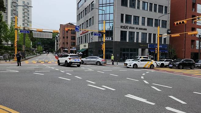 21일&nbsp;오후 경기 성남시 수정구 고등공공주택지구의 한 창고형 약국 매장으로 향하는 차량들. 일대 교통이 정체를 빚었다. 성남=오상도 기자