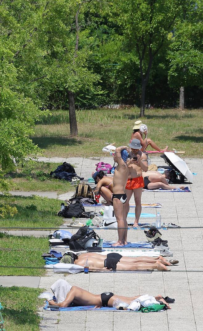 무더운 날씨를 보인 22일 서울 한강공원 여의도 수영장을 찾은 시민들이 즐거운 시간을 보내고 있다. 서울시는 지난 20일부터 뚝섬·여의도·잠원한강공원 수영장과 잠실·양화·난지한강공원 물놀이장을 개장해 오는 8월31일까지 운영한다.
