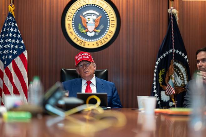 도널드 트럼프 미 대통령이 21일(현지시간) 미국 워싱턴 백악관 상황실에서 ‘Make America Great Again’이 적힌 빨간색 모자를 쓴 채 이란 공습 작전을 지켜보고 있다. 백악관 제공