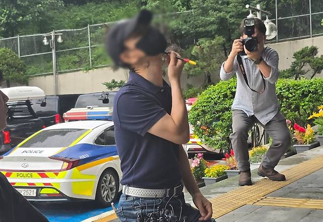 지난해 서울 강남역 의대생 살인 사건 피해자의 아버지가 지난 20일 서울 서초경찰서 앞에서 최모(26)씨의 범행 과정을 재연하고 있다. 연합뉴스