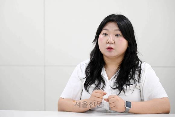 사회복지단체인 초록우산에서 운영하는 ‘청년들의 자립 이야기’ 소속 활동가이자 자립준비청년인 김은경씨가 22일 경기도 수원시 초록우산 경기지역본부 사무실에서 “정부가 가정의 돌봄을 받지 못한 자립준비청년을 위한 마지막 보호망이 돼야 한다”고 밝히고 있다. 홍윤기 기자