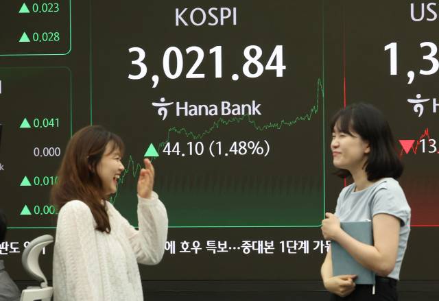 20일 서울 중구 하나은행 딜링룸에서 딜러들이 대화하고 있다. 연합뉴스