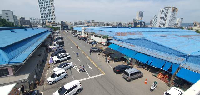 1990년 지어진 울산농수산물도매시장. 낡고 부지가 협소해 이전이 불가피한 실정이다. 울산=장지승기자