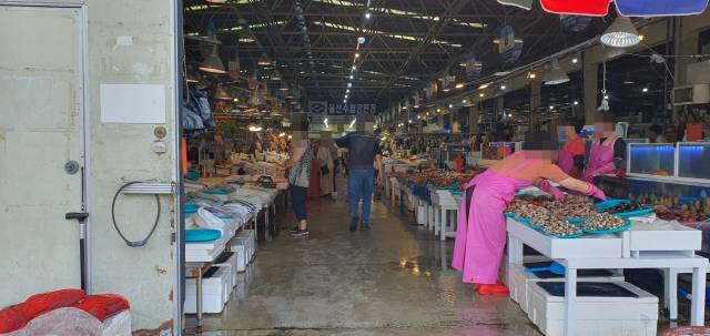 22일 울산시 남구에 위치한 농수산물도매시장 수산물도매동 입구. 정온 시설이 없어 폭염에 상품성 하락과 함께 위생 문제가 발생 할수 있다. 울산=장지승기자