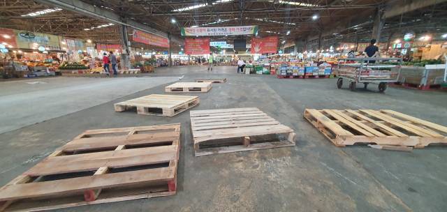 장마을 앞둔 지난 20일 울산시 남구에 위치한 농수산물도매시장 청과물도매동 내부. 정온 시설이 없어 폭염에 상품성 하락과 함께 위생이 우려된다. 울산=장지승기자