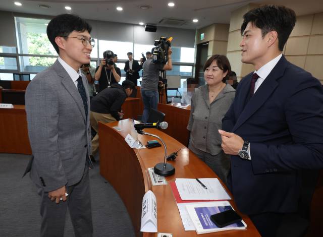 국민의힘 김용태 비상대책위원장이 22일 서울 성북구 고려대학교 의과대학 문숙의학관에서 '전공의·의대생들에게 듣는 의료대란 해결 방안'을 주제로 대한의료정책학교가 주최한 대담에서 참석자들과 대화하고 있다. 연합뉴스