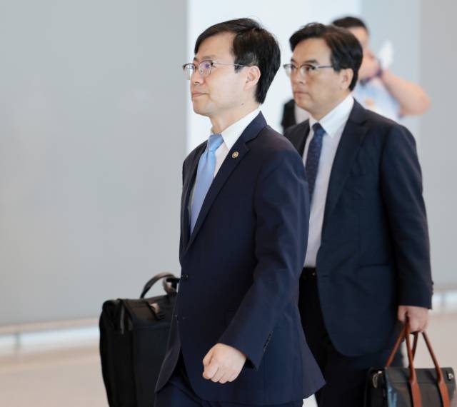 여한구 산업통상자원부 통상교섭본부장이 22일 인천국제공항 제2터미널 출국장에서 탑승장으로 향하고 있다. 연합뉴스