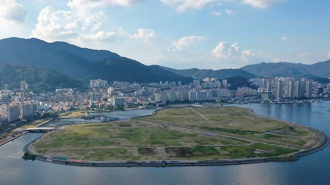 경남 창원시 마산합포구 앞바다에 있는 인공섬. 지금도 허허벌판이다.ⓒ연합뉴스