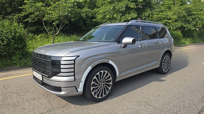 현대차의 플래그십 대형 SUV인 올 뉴 팰리세이드 독보적인 캐릭터와 넉넉한 공간성을 바탕으로 국내 SUV 시장의 최강자로 자리매김해 가고 있다.  원성열 기자 sereno@donga.com