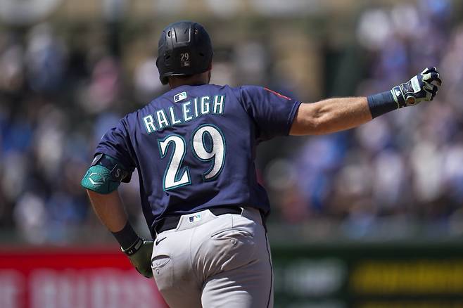 시애틀 롤리는 22일(한국시간) 컵스전에서 시즌 30홈런을 터트렸다. 그는 전반기 이전 30홈런 고지를 밟으며 여러 가지 신기록을 세웠다.｜AP뉴시스