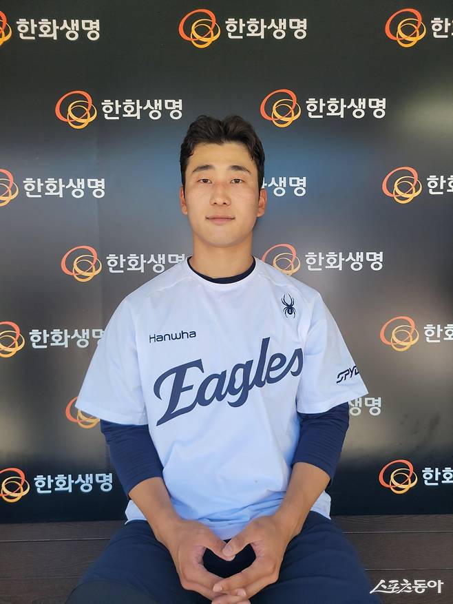 한화 박정현은 지난 17일 상무에서 전역한 뒤 곧바로 1군에 합류해 팀원들과 훈련을 함께 훈련을 받고 있다. 그는 김경문 한화 감독이 직접 기대감을 밝힌 한화의 내야 유망주다. 박정현은 “기대해주시는 만큼 야구를 잘 해 보답하고 싶다”며 투지를 드러냈다. 대전｜장은상 기자 award@donga.com