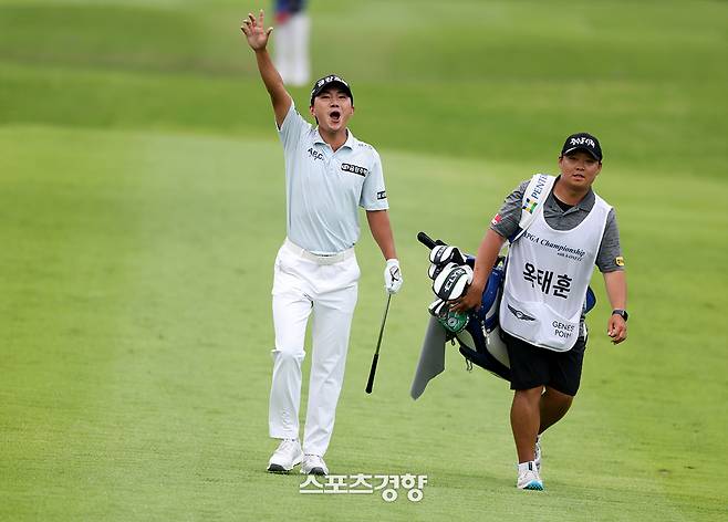 옥태훈이 22일 경남 양산시 에이원CC에서 열린 제68회 KPGA 선수권 최종라운드 3번홀에서 72야드 샷이글을 성공한 뒤 오른손을 번쩍 치켜들며 환호하고 있다. ｜KPGA 제공