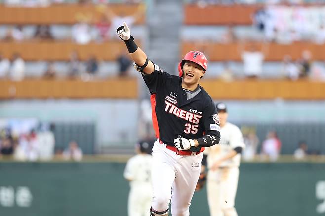 KIA 김석환이 22일 인천 SSG전 8회초 대타로 나와 역전 2점 홈런을 때리고 활짝 웃으며 베이스를 돌고 있다. KIA 타이거즈 제공