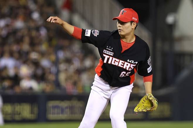 ▲ 마무리 정해영이 무너진 상황에서 긴급 호출된 성영탁은 1.2이닝을 무실점으로 막아내며 팀을 끝내기 패배 위기에서 건져냈다 ⓒKIA타이거즈