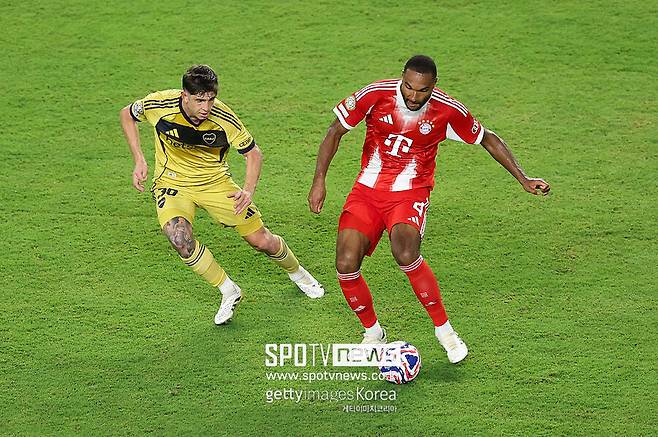 ▲ 간접적인 매각 통보도 나왔다. 바이에른 뮌헨은 지난 시즌이 끝난 뒤, 독일 국가대표 수비수인 요나탄 타를 영입했다. 강력한 경쟁자를 영입하며 김민재를 향해 이적하라는 신호를 보냈다.&nbsp;