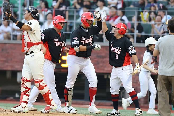 ▲ 8회 역전 투런포를 때린 김석환 ⓒKIA타이거즈