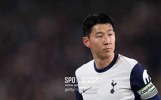 ▲ 토트넘은 손흥민이 미래 자원까지 확보해주길 바라고 있다. 사우디아라비아 이적설이 상당한 가운데, 오일머니로 무장한 곳이라 큰 이적료 수입을 기대하게 만드는 곳이다. 소문대로 사우디아라비아 클럽이 3,000만 유로의 이적료를 제시하면 토트넘 입장에서는 다음 시즌 전력 보강에 도움이 되는 금액을 손에 넣게 된다.