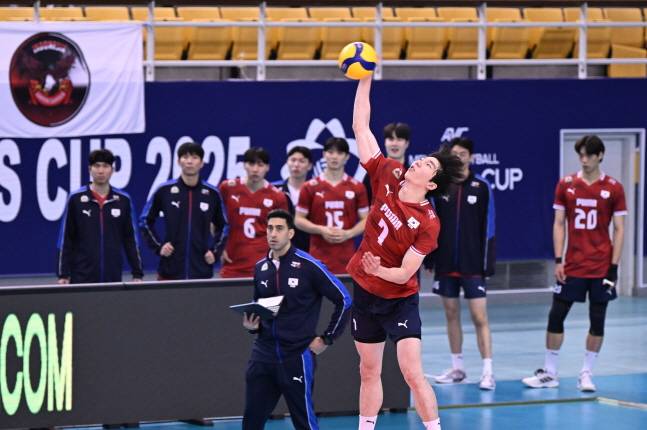 허수봉이 스파이크 서브를 넣고 있다. /사진=AVC 제공