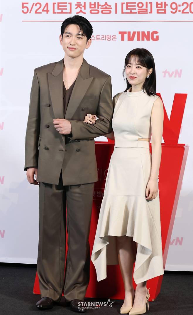 (서울=뉴스1) 권현진 기자 = 배우 박진영과 박보영(오른쪽)이 21일 오후 서울 영등포구 CGV 영등포점에서 열린 tvN 토일드라마 '미지의 서울' 제작발표회에 참석해 포즈를 취하고 있다.  ‘미지의 서울’은 얼굴 빼고 모든 게 다른 쌍둥이 자매가 인생을 맞바꾸는 거짓말로 진짜 사랑과 인생을 찾아가는 로맨틱 성장 드라마다. 2025.5.21/뉴스1  Copyright (C) 뉴스1. All rights reserved. 무단 전재 및 재배포,  AI학습 이용 금지. /사진=(서울=뉴스1) 권현진 기자