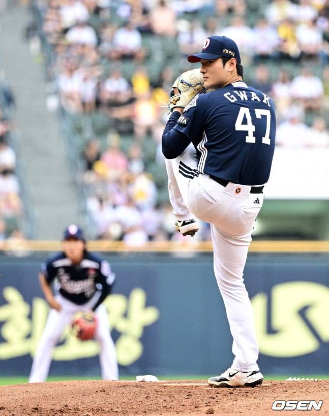 두산 곽빈이 21일 잠실 LG전에서 역투하고 있다.