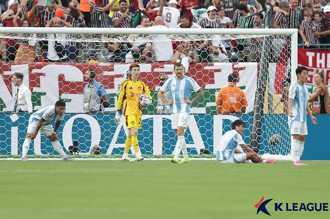 울산 HD 선수들이 22일(한국시간) 미국 뉴저지주 이스트 러더퍼드의 메트라이프 스타디움에서 열린 2025 국제축구연맹(FIFA) 클럽 월드컵조별리그 F조 2차전 플루미넨시전에서 실점한 뒤 아쉬워하고 있다. /사진=한국프로축구연맹 제공