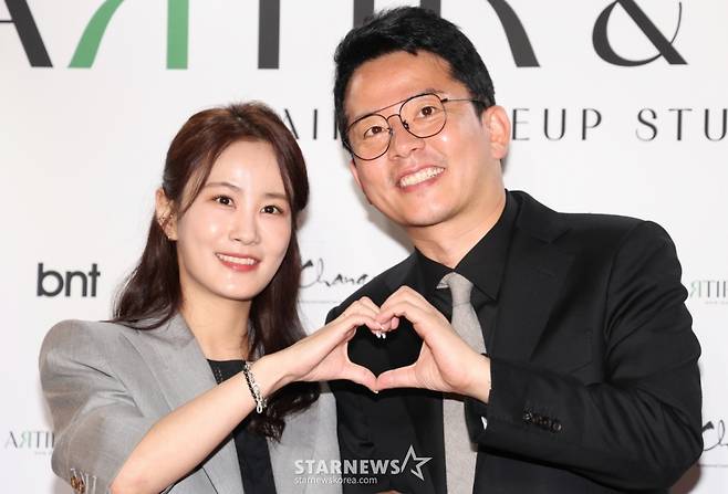 (서울=뉴스1) 권현진 기자 = 개그맨 김지민, 김준호 예비부부가 22일 서울 강남구 한 카페에서 열린 ‘아티르 & 아르즈’ 오프닝 행사에 참석해 포즈를 취하고 있다.  2025.4.22/뉴스1  Copyright (C) 뉴스1. All rights reserved. 무단 전재 및 재배포,  AI학습 이용 금지. /사진=(서울=뉴스1) 권현진 기자