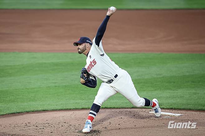 롯데 자이언츠 선발투수 알렉 감보아가 20일 부산 삼성 라이온즈전에서 투구하고 있다. 롯데 자이언츠