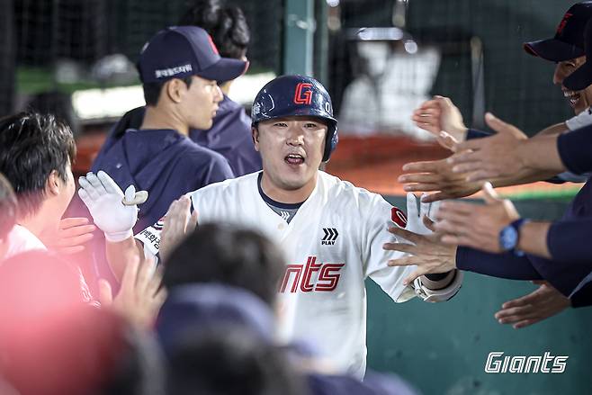 롯데 자이언츠 정훈이 지난 20일 부산 사직야구장에서 열린 삼성 라이온즈전에서 홈런을 친 뒤 축하 받고 있다. 롯데 자이언츠