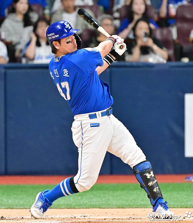 삼성 라이온즈 포수 강민호가 올해 경기에 출전해 타격하고 있다. 엑스포츠뉴스 DB