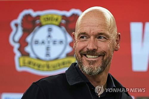 축구 전문 매체 토크스포츠의 벤 제이콥스 기자는 독일 분데스리가 클럽이자 손흥민(토트넘 홋스퍼)의 친정팀인 바이엘 레버쿠젠이 손흥민을 다시 데려오길 원한다고 주장했다. 그는 아직 레버쿠젠의 공식 제안은 없지만 내부적으로는 이미 협의가 시작됐다고 밝혔다. 만약 손흥민이 토트넘을 떠나 레버쿠젠으로 향한다면 2015년 클럽을 떠난 이후 10년 만에 친정팀으로 복귀하게 된다. 또 레버쿠젠 신임 사령탑 에릭 텐 하흐 감독 밑에서 시즌을 보내게 된다. 연합뉴스