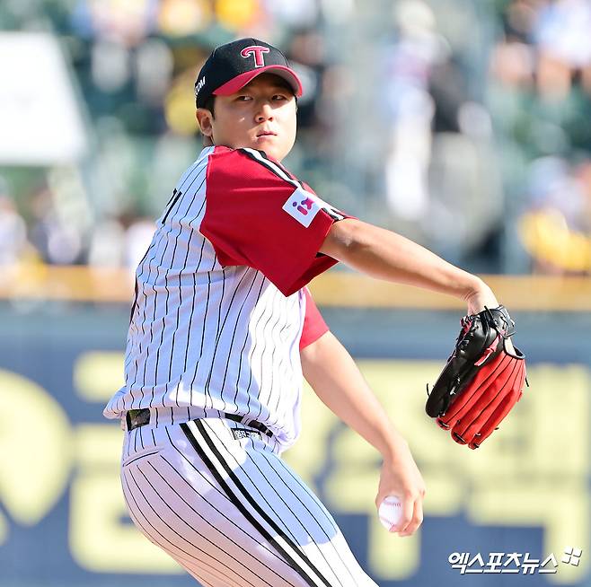 22일 오후 서울 송파구 잠실야구장에서 열린 '2025 신한 SOL Bank KBO리그' 두산 베어스와 LG 트윈스의 경기, 1회초 LG 선발투수 송승기가 공을 힘차게 던지고 있다. 잠실, 김한준 기자