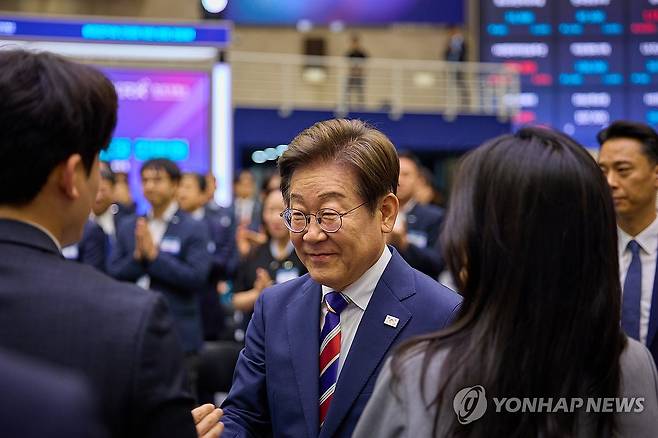 이재명 대통령, 주식시장 불공정거래 근절 현장 간담회 (서울=연합뉴스) 홍해인 기자 = 대통령실은 이재명 대통령이 11일 서울 영등포구 한국거래소에서 열린 주식시장 불공정거래 근절을 위한 현장 간담회에 참석한 모습을 12일 SNS에 공개했다. 2025.6.12 [이재명 대통령 SNS. 재판매 및 DB 금지] photo@yna.co.kr