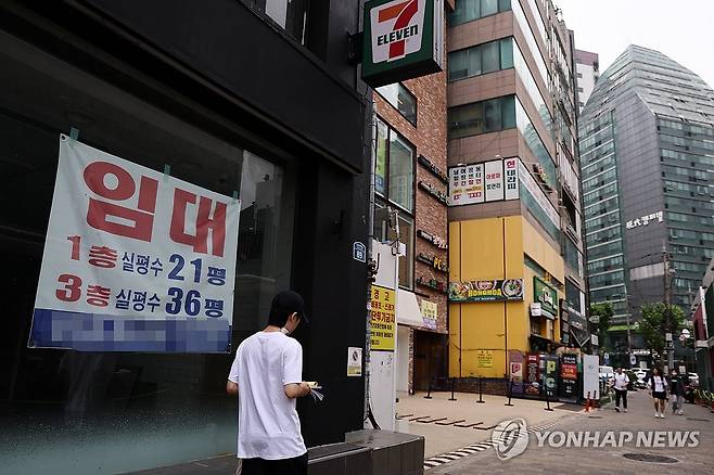 경기 침체에 치솟는 은행 연체율…가계·자영업자 11년만에 최고 (서울=연합뉴스) 윤동진 기자 = 올해 들어 5개월 사이 기업·가계 연체율이 높게는 0.2%포인트(p) 이상 뛰었다. 특히 가계와 개인사업자(자영업자) 대출의 부실 지표는 11년 만에 가장 높은 수준까지 치솟은 상태다. 사진은 16일 서울의 한 골목상권. 2025.6.16 mon@yna.co.kr