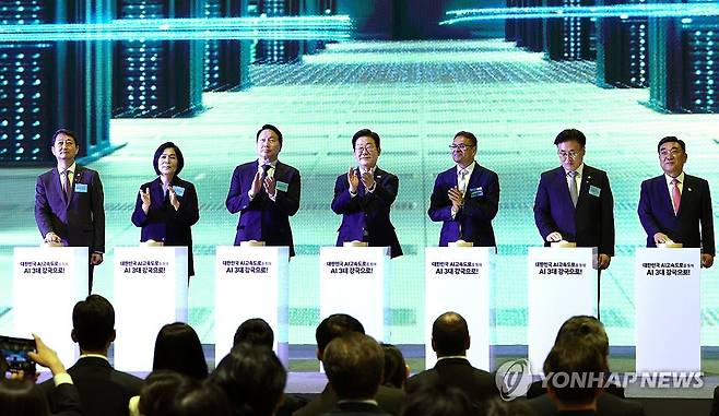 이재명 대통령, 울산 AI 데이터 센터 출범식 세리머니 (울산=연합뉴스) 홍해인 기자 = 이재명 대통령이 20일 울산전시컨벤션센터에서 열린 울산 인공지능(AI) 데이터 센터 출범식에서 참석자들과 함께 기념 세리머니에 참여하고 있다.
    왼쪽부터 안덕근 산업통상자원부 장관, 최민희 국회 과학기술정보방송통신위원장, 최태원 SK그룹 회장, 이 대통령, 아마존웹서비스(AWS) 프라사드 칼야나라만 인프라 총괄 대표, 유상임 과학기술정보통신부 장관, 김두겸 울산광역시장.  2025.6.20 [대통령실통신사진기자단] hihong@yna.co.kr