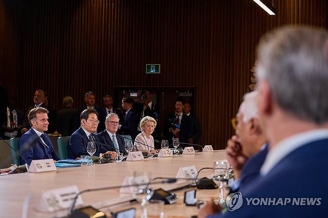 이재명 대통령, G7 확대세션 참석 (캐내내스키스[캐나다]=연합뉴스) 홍해인 기자 = 이재명 대통령이 지난 17일(현지시간) 캐나다 앨버타주 캐내내스키스 주요 7개국(G7) 정상회의장에서 업무 오찬을 겸해 열린 G7 정상회의 확대 세션에 참석해 있다. 왼쪽부터 에마뉘엘 마크롱 프랑스 대통령, 이 대통령, 키어 스타머 영국 총리, 우르줄라 폰데어라이엔 유럽연합(EU) 집행위원장. 2025.6.19 [공동취재] hihong@yna.co.kr