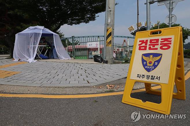 임진각에 대기 중인 경찰 (파주=연합뉴스) 임병식 기자 = 19일 경기도 파주시 임진각에서 경찰이 대북 전단 살포 예방을 위해 대기하고 있다.
앞서 납북자가족모임은 지난 14일부터 다음 달 10일까지 임진각에서 대북 전단을 살포하겠다며 집회 신고를 마쳤다. 2025.6.19 andphotodo@yna.co.kr