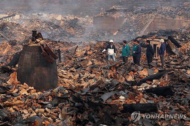 화마가 휩쓸고 간 고운사 (의성=연합뉴스) 2025년 3월 26일 경북 의성군 소재 고운사 가운루를 비롯한 건물들이 전날 번진 산불에 타 흔적만 남아 있다. [연합뉴스 자료사진]