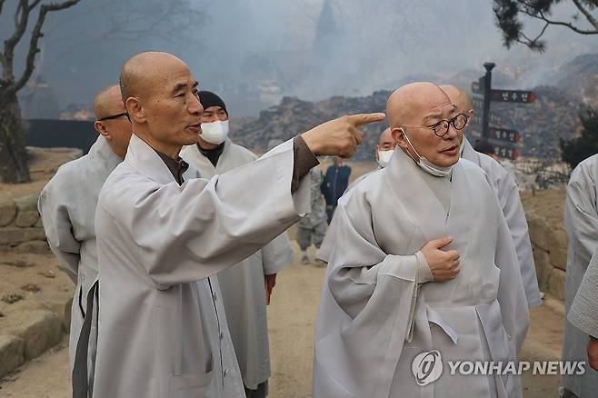 고운사 살피는 조계종 총무원장 (의성=연합뉴스) 대한불교조계종 총무원장 진우스님(오른쪽)이 2025년 3월 26일 산불 피해를 본 경북 의성군 고운사를 방문해 고운사 주지 등운스님(왼쪽)으로부터 산불 피해 상황을 듣고 있다. [연합뉴스 자료사진]