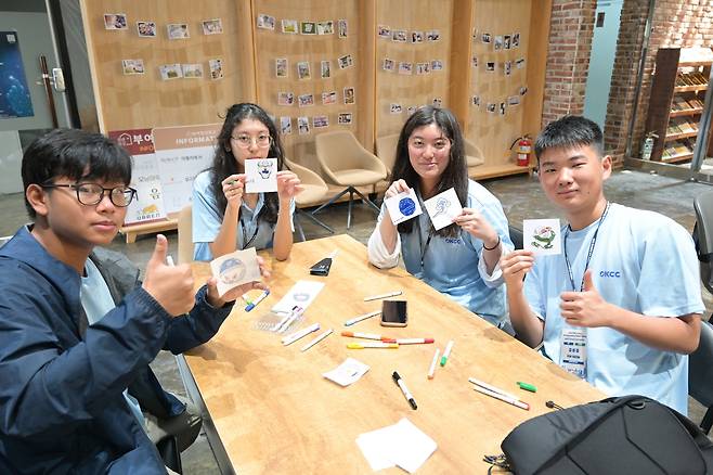 전통 공예를 체험한 동포 청소년들 충남 부여의 사비공예마을에서 전통 공예를 체험한 동포 청소년들. [재외동포협력센터 제공. 재판매 및 DB 금지]