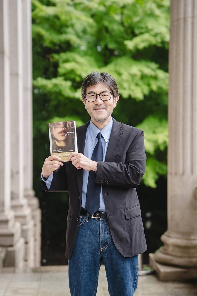 한국 방문한 다카노 가즈아키 일본 작가 다카노 가즈아키가 최근 한국에서 출간된 단편소설집 '죽은 자에게 입이 있다'를 들고 포즈를 취하고 있다. [황금가지 제공. 재판매 및 DB 금지]