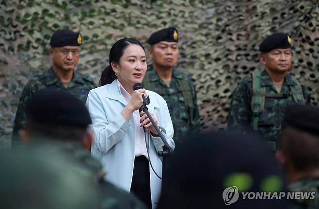캄보디아 국경 지역 부대 방문한 패통탄 태국 총리 [EPA 연합뉴스 자료사진. 재배포 및 판매 금지]