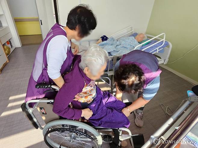 요양보호사 (서울=연합뉴스) 김유진 인턴기자 = 2025년 4월 3일 오후 경기 양주시의 가연재활요양원에서 요양보호사들이 어르신을 휠체어에 태우고 있다. [연합뉴스 자료사진]
