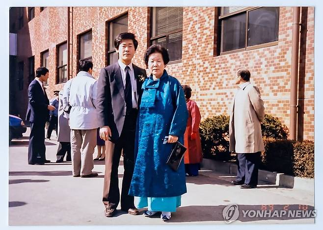 사법연수원 졸업식에서 모친과 함께한 이재명 대통령 (서울=연합뉴스) 1989년 사법연수원 졸업식에서 모친인 고(故) 구호명 여사와 기념 촬영을 하는 이재명 대통령. [이재명 대통령 측 제공. 재판매 및 DB 금지] photo@yna.co.kr